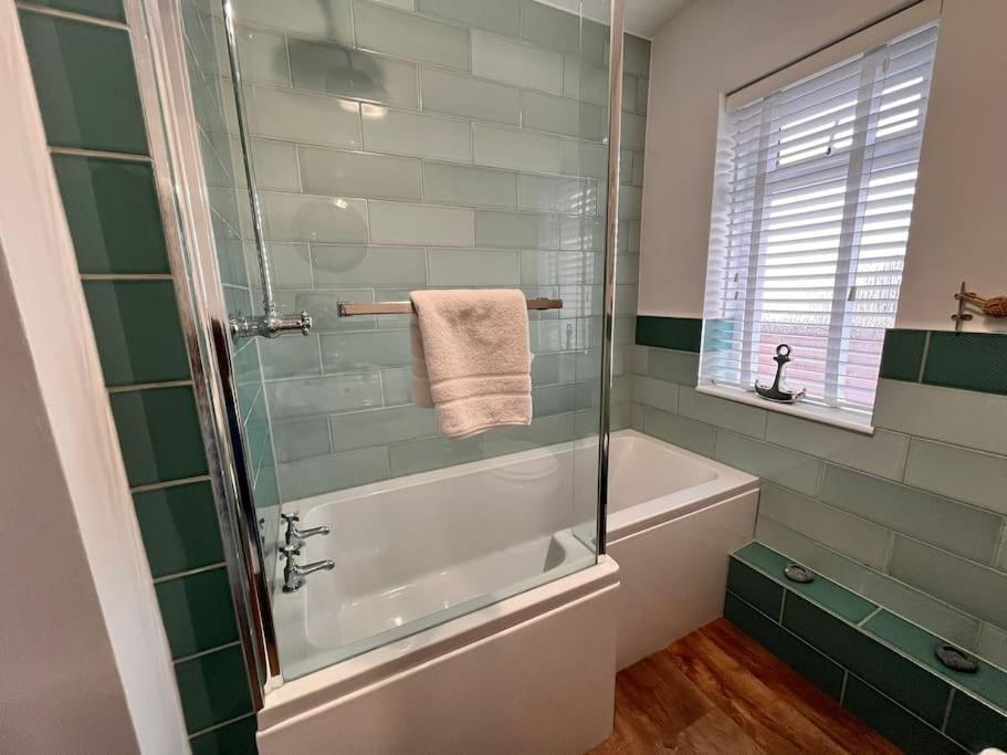 Blue Anchor House - Seaview, Hot Tub Apartments 외부 사진